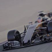 Voiture de course de Formule 1 noire sur une piste à grande vitesse - Création de sites web par Eric Jean